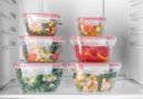 Verduras lavadas y cortadas guardadas en recipientes herméticos, listas para toda la semana