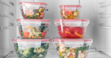 Verduras lavadas y cortadas guardadas en recipientes herméticos, listas para toda la semana
