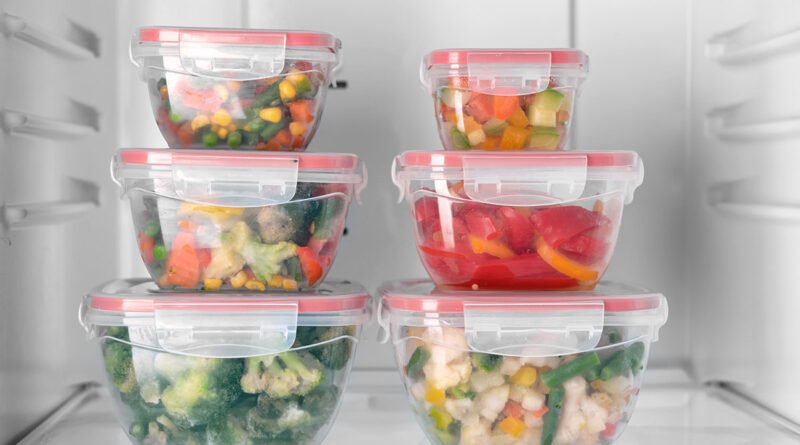 Verduras lavadas y cortadas guardadas en recipientes herméticos, listas para toda la semana