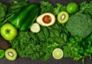 Selección de vegetales y frutas verdes frescas: brócoli, kale, palta y manzana