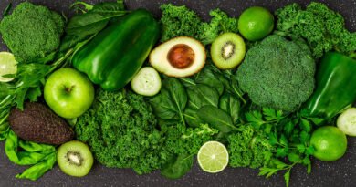 Selección de vegetales y frutas verdes frescas: brócoli, kale, palta y manzana