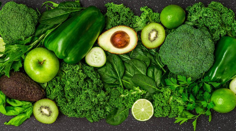 Selección de vegetales y frutas verdes frescas: brócoli, kale, palta y manzana