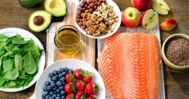 Alimentos buenos para el corazón: salmón, palta, nueces, frutos rojos y espinaca