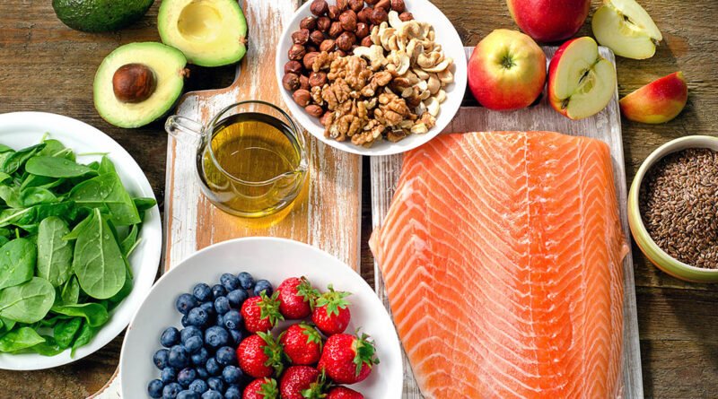 Alimentos buenos para el corazón: salmón, palta, nueces, frutos rojos y espinaca