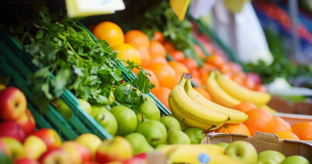 Frutas y verduras frescas en un puesto de mercado