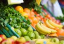 Frutas y verduras frescas en un puesto de mercado