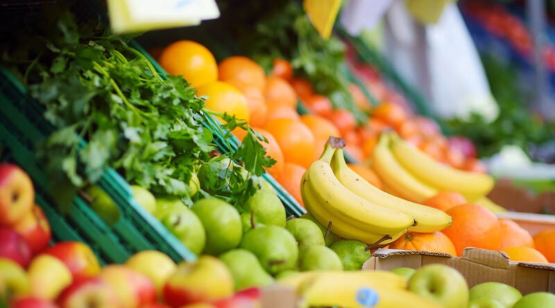 Frutas y verduras frescas en un puesto de mercado