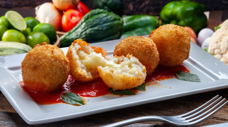 Croquetas de arroz doradas y crocantes servidas en un plato