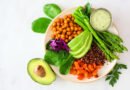 Bowl con quinoa, garbanzos, batata, espárragos y palta, ejemplo de plato basado en plantas