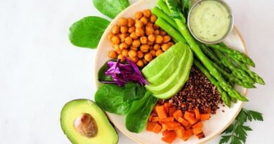 Bowl con quinoa, garbanzos, batata, espárragos y palta, ejemplo de plato basado en plantas