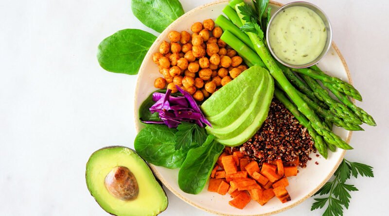 Bowl con quinoa, garbanzos, batata, espárragos y palta, ejemplo de plato basado en plantas