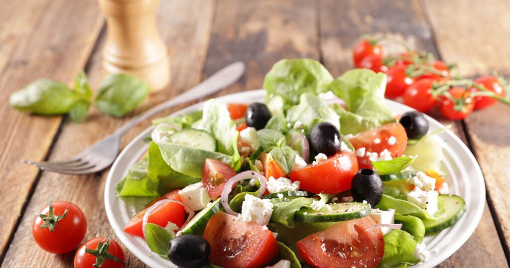 Ensalada de vegetales con queso, cebolla, tomate y aceitunas