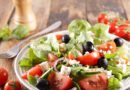 Ensalada de vegetales con queso, cebolla, tomate y aceitunas
