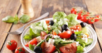 Ensalada de vegetales con queso, cebolla, tomate y aceitunas