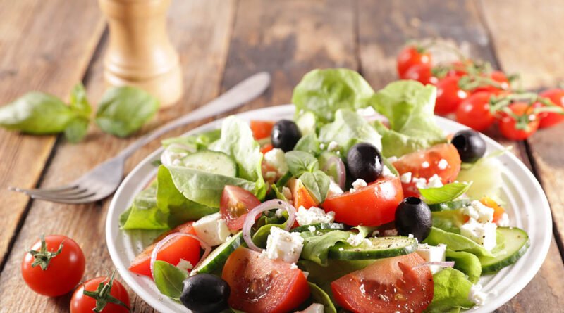 Ensalada de vegetales con queso, cebolla, tomate y aceitunas