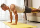 Hombre haciendo flexiones de brazos durante un entrenamiento en casa
