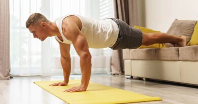 Hombre haciendo flexiones de brazos durante un entrenamiento en casa