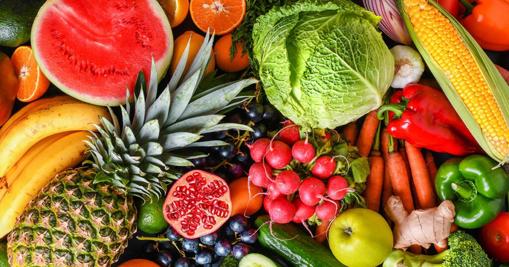 Variedad de frutas frescas y vegetales saludables vistos desde arriba