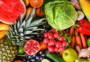Variedad de frutas frescas y vegetales saludables vistos desde arriba
