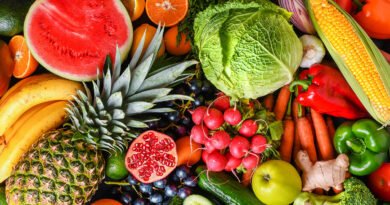 Variedad de frutas frescas y vegetales saludables vistos desde arriba