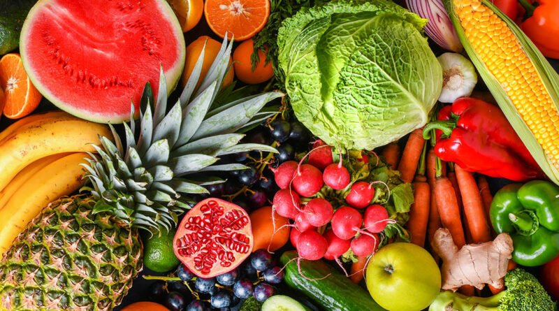 Variedad de frutas frescas y vegetales saludables vistos desde arriba