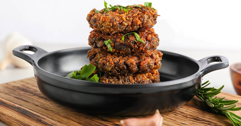 Hamburguesas vegetarianas caseras apiladas en sartén de hierro