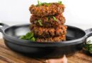 Hamburguesas vegetarianas caseras apiladas en sartén de hierro