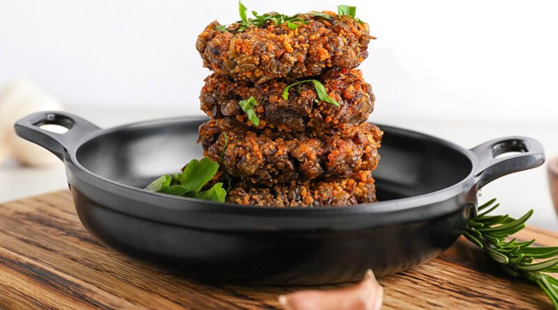 Hamburguesas vegetarianas caseras apiladas en sartén de hierro