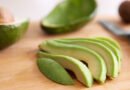 Palta fresca cortada en fetas sobre tabla de cortar