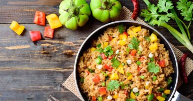 Salteado de arroz integral con vegetales en sartén