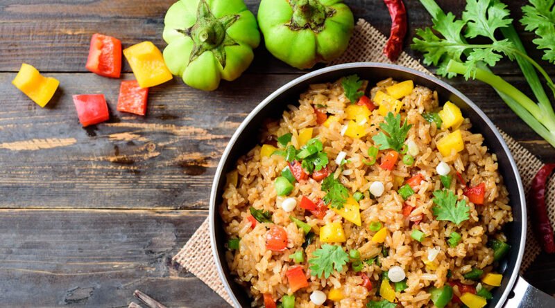 Salteado de arroz integral con vegetales en sartén