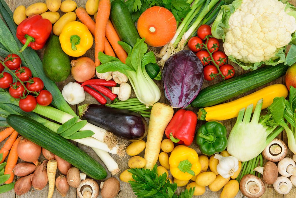 Variedad de frutas y verduras frescas de feria sobre un puesto de mercado