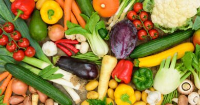 Variedad de frutas y verduras frescas de feria sobre un puesto de mercado