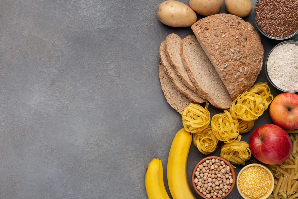 Alimentos con carbohidratos saludables: avena, legumbres, pan integral, frutas y cereales