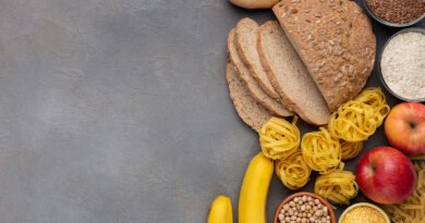 Alimentos con carbohidratos saludables: avena, legumbres, pan integral, frutas y cereales