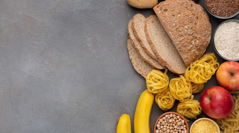 Alimentos con carbohidratos saludables: avena, legumbres, pan integral, frutas y cereales