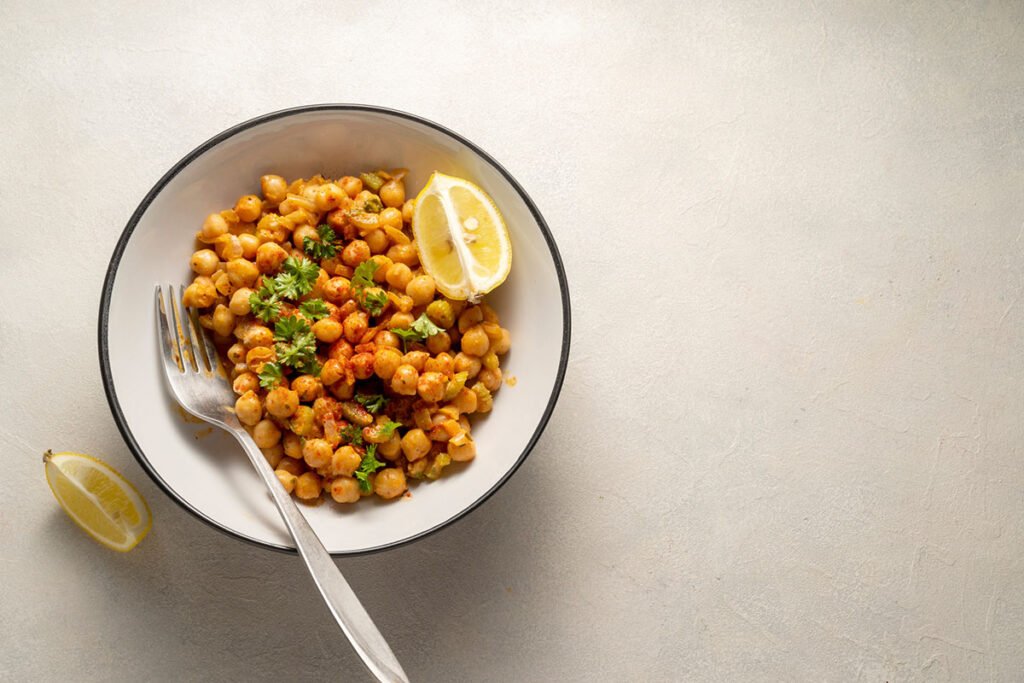 Plato de garbanzos cocidos salteados con especias y hierbas frescas