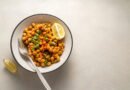Plato de garbanzos cocidos salteados con especias y hierbas frescas