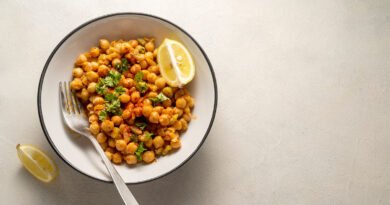 Plato de garbanzos cocidos salteados con especias y hierbas frescas
