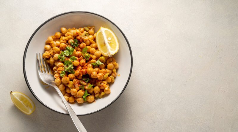 Plato de garbanzos cocidos salteados con especias y hierbas frescas