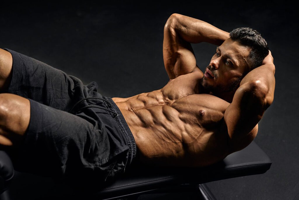Hombre entrenando el abdomen sobre una colchoneta en casa