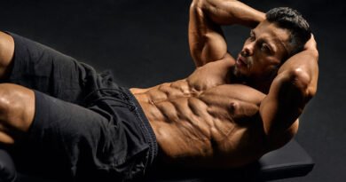 Hombre entrenando el abdomen sobre una colchoneta en casa